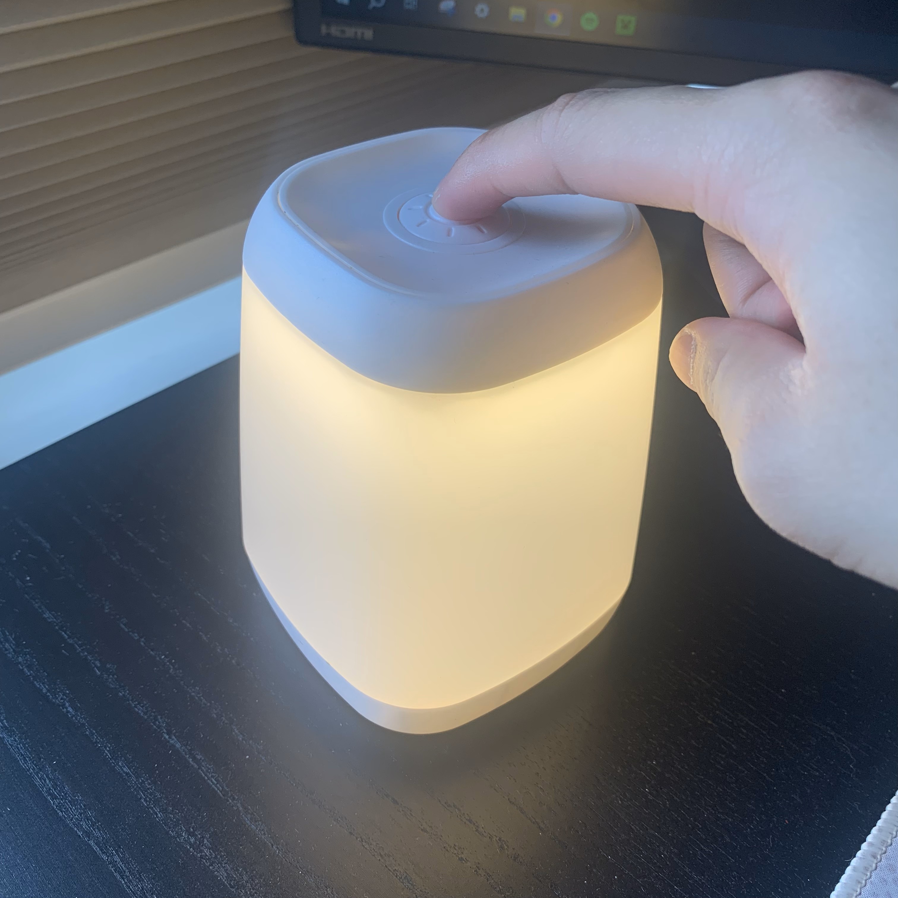 Showcasing the properties of the lamp and how it operates via the button at the top.